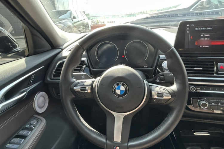 宝马1系 2022款 125i M运动曜夜版中控内饰7003