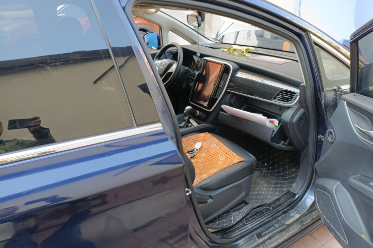 比亚迪 宋MAX 2018款 1.5T 自动智联豪华型 6座局部细节9005