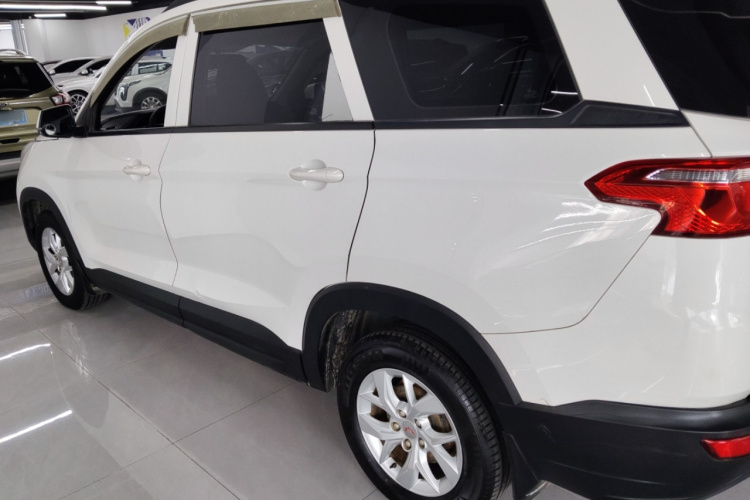 五菱汽车 五菱宏光S3 2018款 1.5L 手动标准型 国V车身外观4