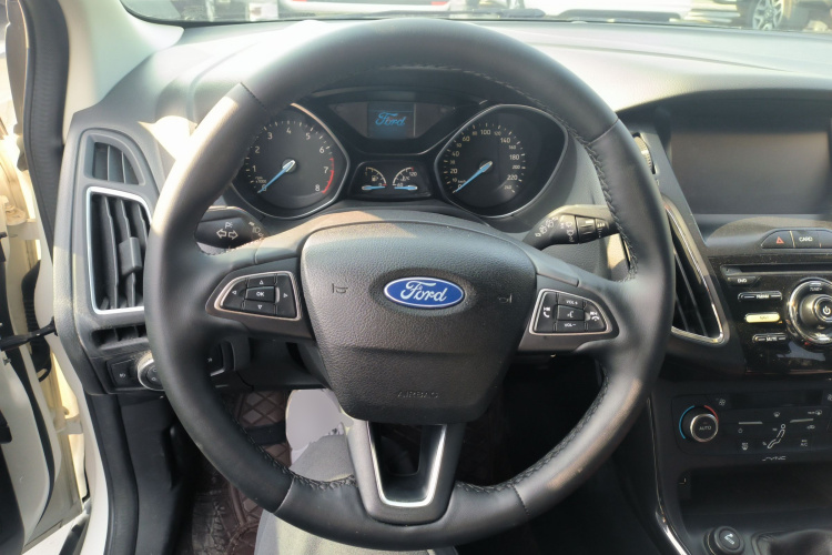 福特 福克斯 2015款 两厢 EcoBoost 125 手动超能风尚型中控内饰13