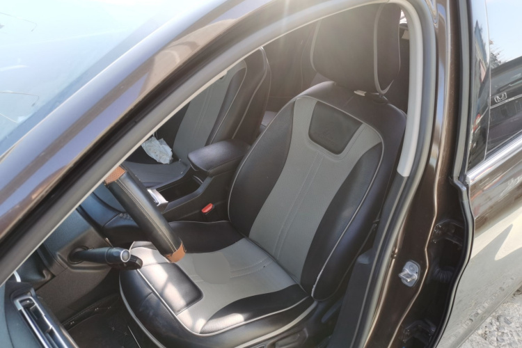 标致408 2016款 1.6T 自动豪华版中控内饰19