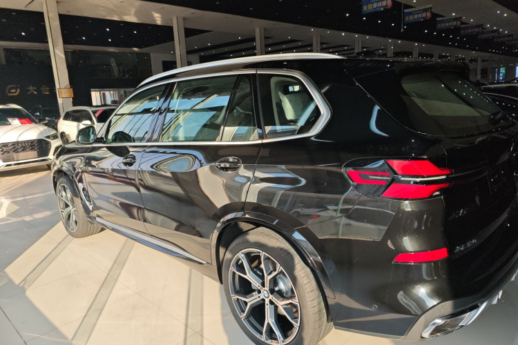 宝马X5 2025款 xDrive 30Li 尊享型M运动曜夜套装车身外观4
