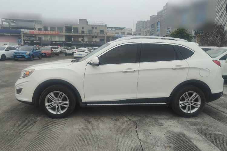 广汽传祺 传祺GS5 2014款 2.0L 自动两驱周年增值版车身外观4