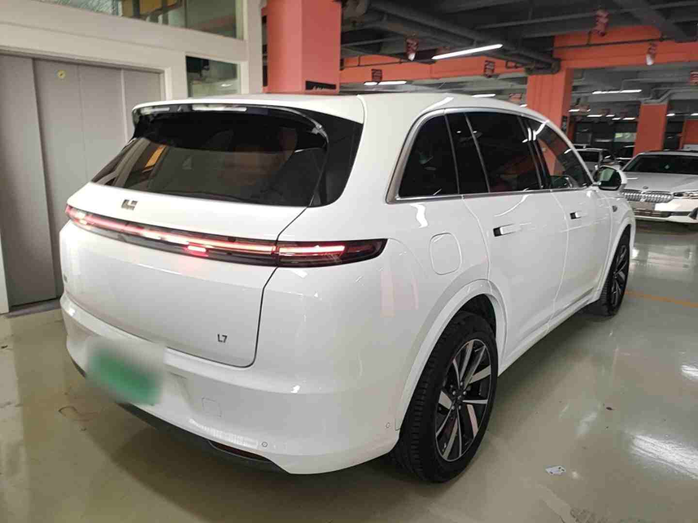 车辆右后45度外观展示