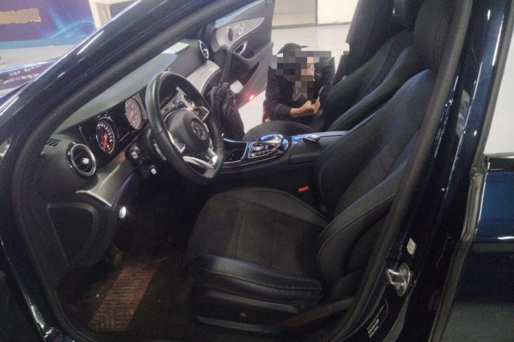 奔驰E级 2017款 E 200 运动型 4MATIC中控内饰19