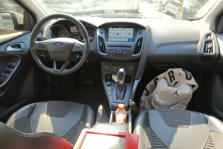 福特 福克斯 2017款 三厢 EcoBoost 180 自动精英型中控内饰12