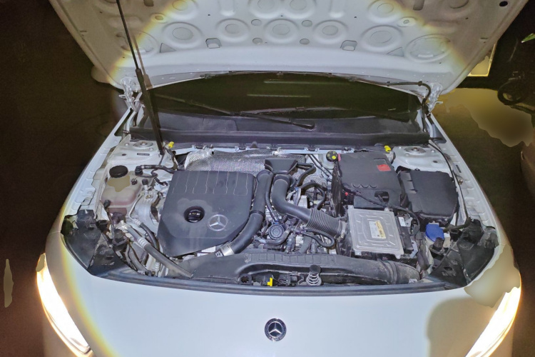 奔驰A级 2020款 A 180 L 运动轿车机舱底盘24