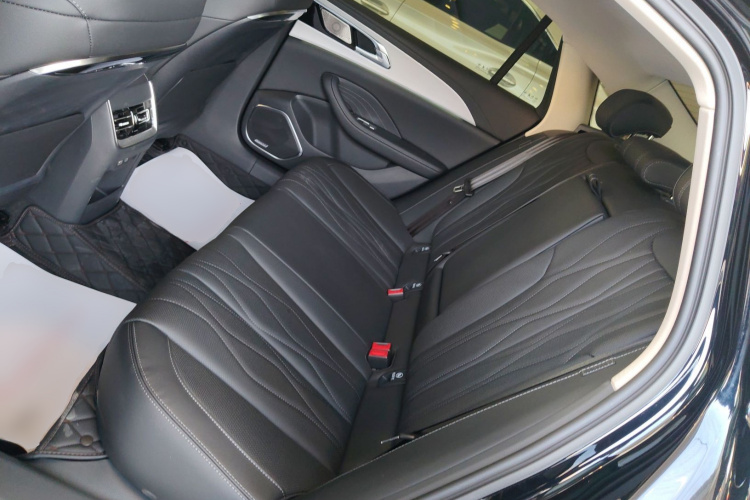 红旗H5 2025款 2.0T 自动旗领版中控内饰21