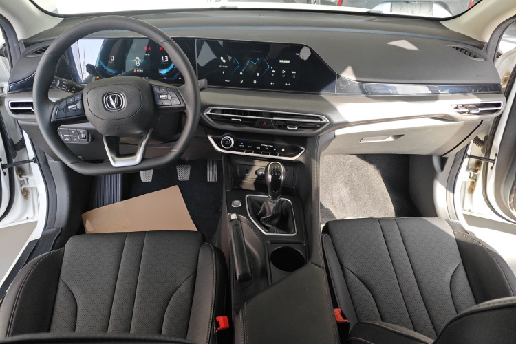 长安 逸动 2021款 PLUS 1.6L GDI 手动豪华型中控内饰12