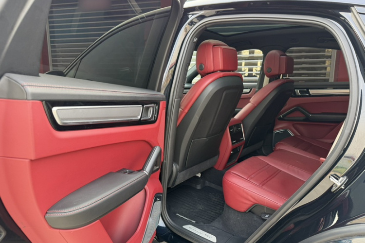 保时捷 2023款 Cayenne Coupé 3.0T 铂金版中控内饰7004