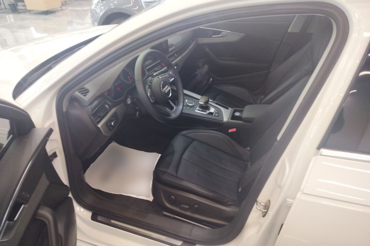 奥迪A4L 2017款 Plus 40 TFSI 进取型中控内饰7003