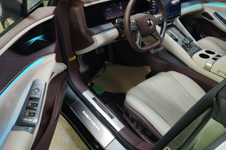 腾势Z9GT 2024款 1100四驱Ultra版中控内饰7003