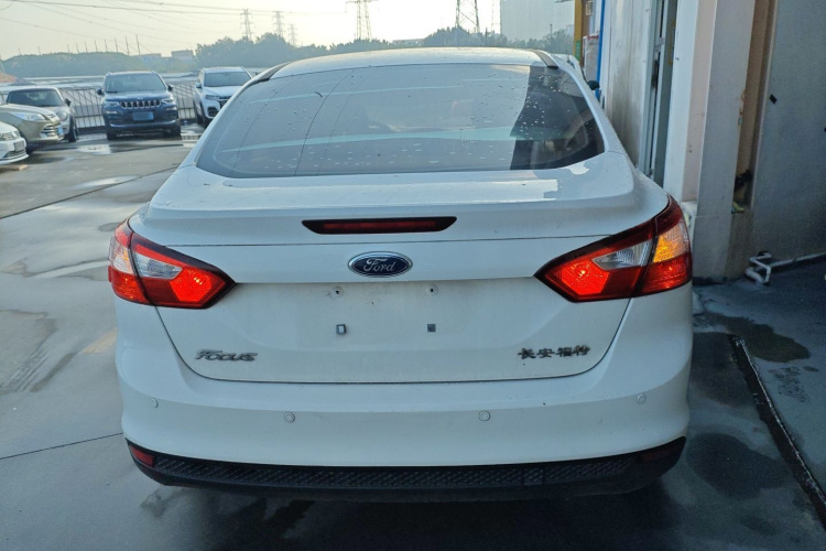 福特 福克斯 2012款 三厢 1.6L 自动舒适型车身外观6