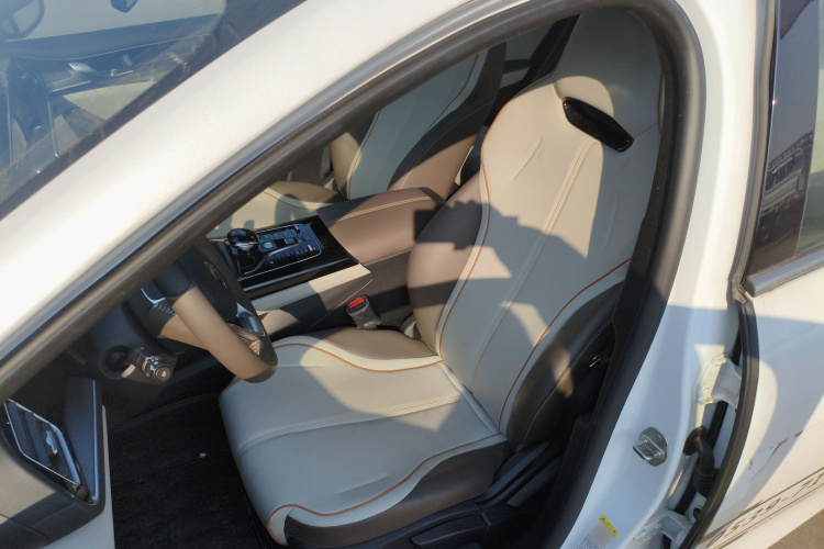 比亚迪 秦PLUS 2024款 荣耀版 DM-i 120KM领先型中控内饰19