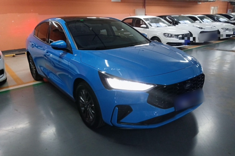 福特 福克斯 2022款 三厢 EcoBoost 180 自动竞速版车身外观3