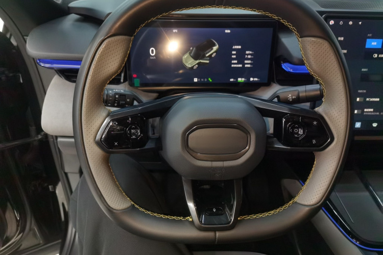 领克08 EM-P 2025款 120km 长续航Pro中控内饰13