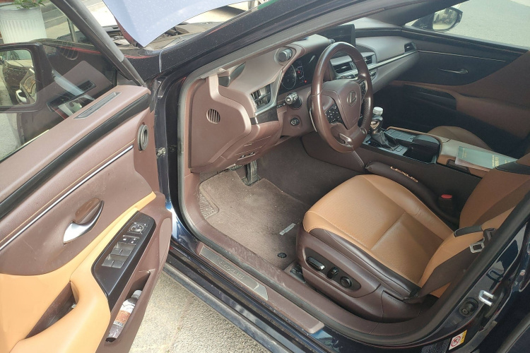 雷克萨斯ES 2018款 200 卓越版 国VI中控内饰7003