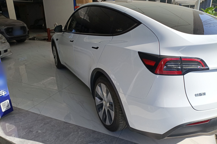 特斯拉 Model Y 2021款 标准续航后驱版车身外观4