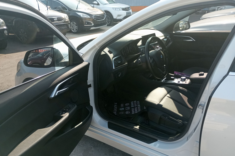 宝马1系 2019款 118i 时尚型中控内饰20