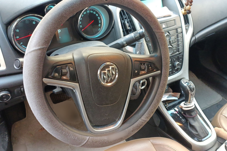 别克 英朗 2013款 GT 1.8L 自动时尚版中控内饰13