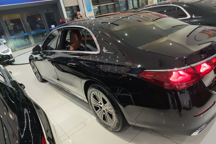 奔驰E级 2024款 E 260 L车身外观4