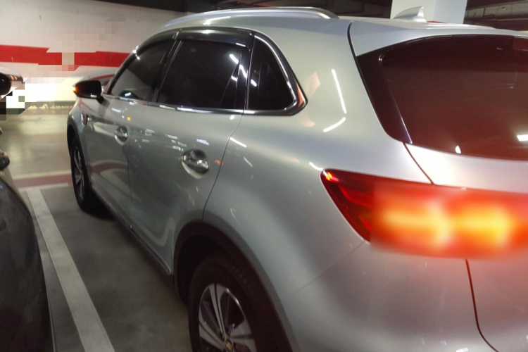 红旗HS5 2019款 2.0T 智联旗享版车身外观4