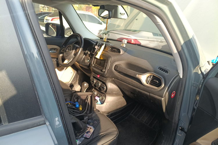 Jeep 自由侠 2016款 2.0L 自动四驱75周年致敬版局部细节9005