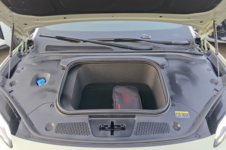 红旗EH7 2024款 760 Pro+ 四驱版机舱底盘24