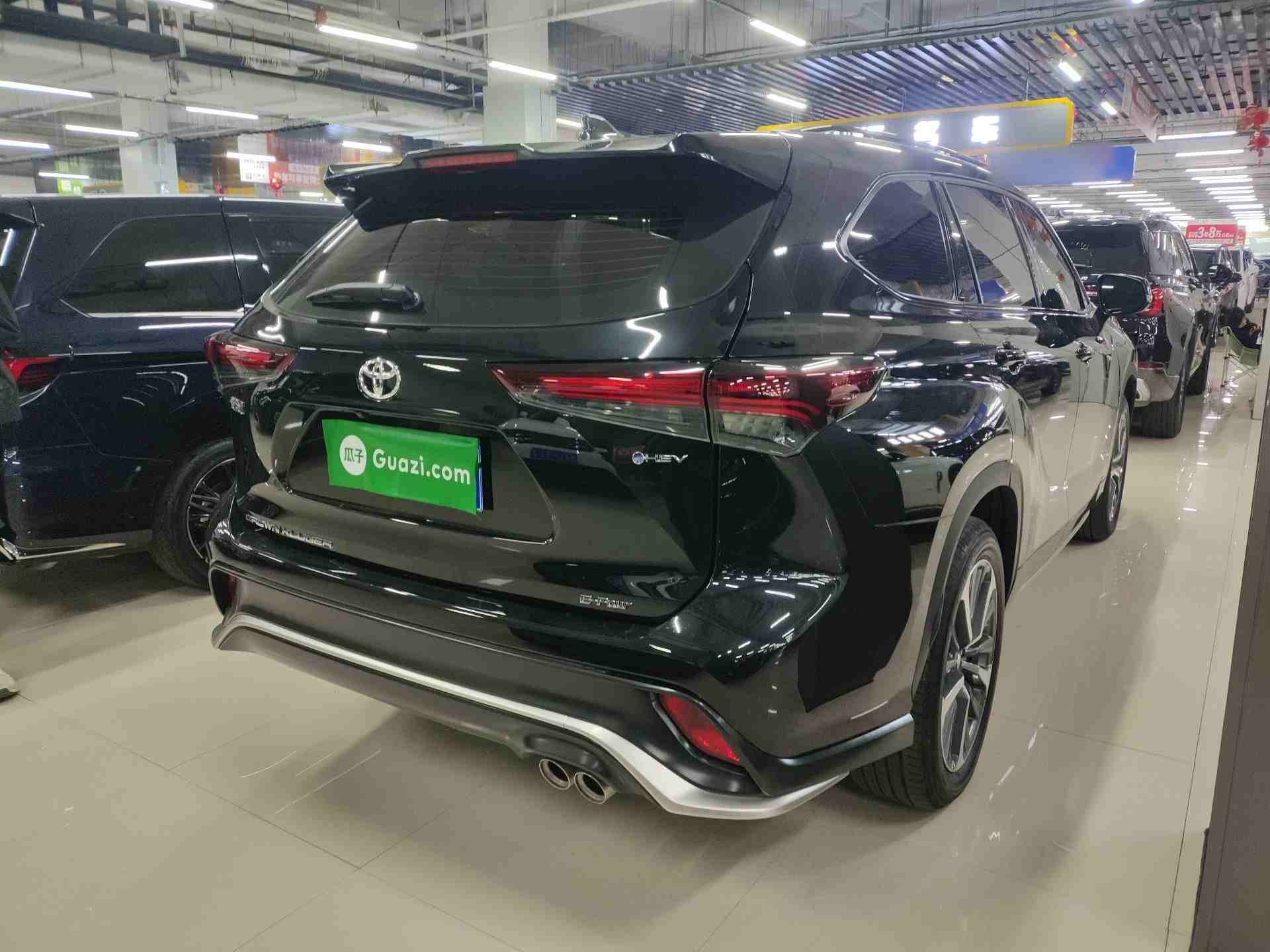 车辆右后45度外观，展示魁梧车身与皇冠车标