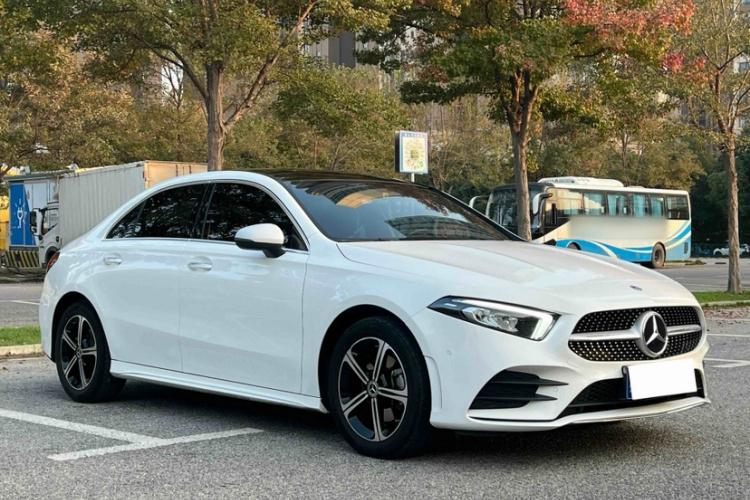 奔驰A级 2022款 改款三 A 200 L 运动轿车时尚型车身外观6006