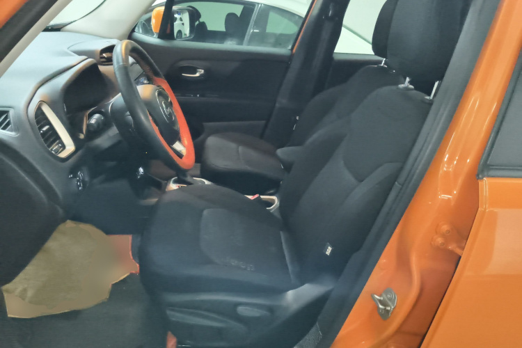 Jeep 自由侠 2018款 互联大屏版 180T 自动高能版中控内饰19