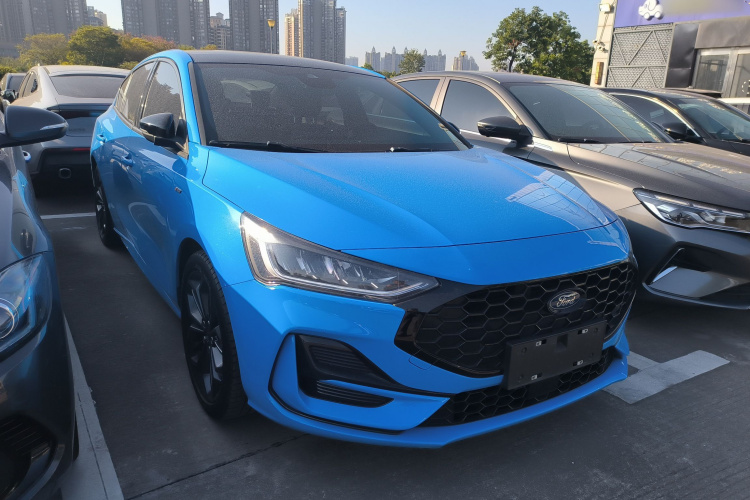 福特 福克斯 2022款 三厢 EcoBoost 180 自动ST Line车身外观3