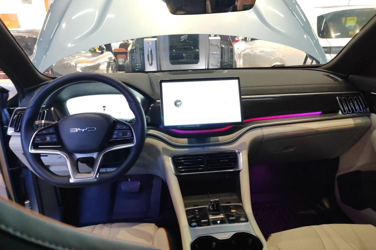比亚迪 宋PLUS新能源 2023款 冠军版 DM-i 110KM 旗舰PLUS中控内饰12
