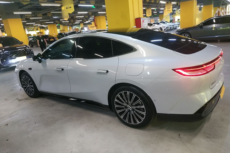 吉利银河 银河星耀8 2025款 130km EM-i 旗舰版车身外观4