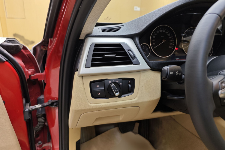 宝马3系 2015款 320i 超悦版时尚型中控内饰7005