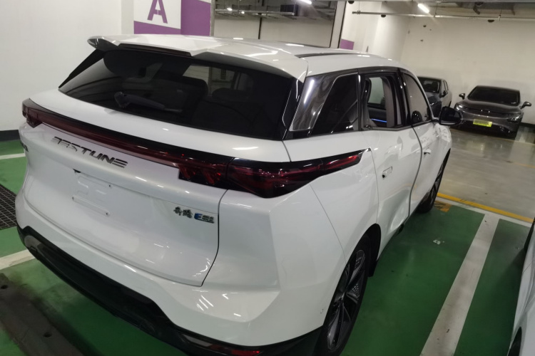 奔腾E01 2020款 空间曲率型车身外观7