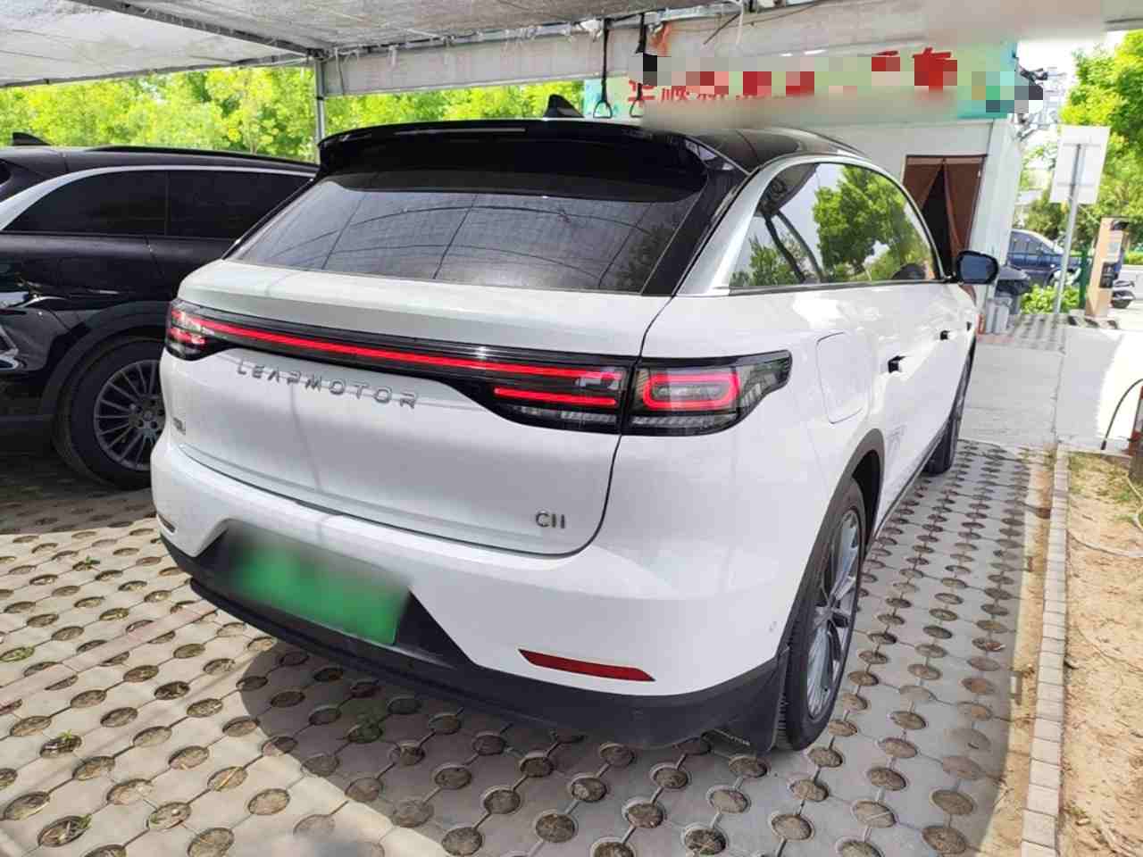 车辆右后45度外观实拍