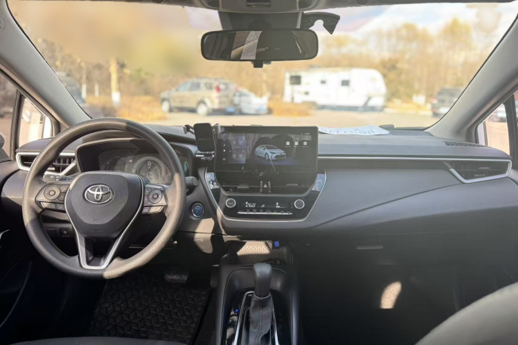 丰田 卡罗拉 2023款 1.8L 智能电混双擎 先锋版中控内饰7002