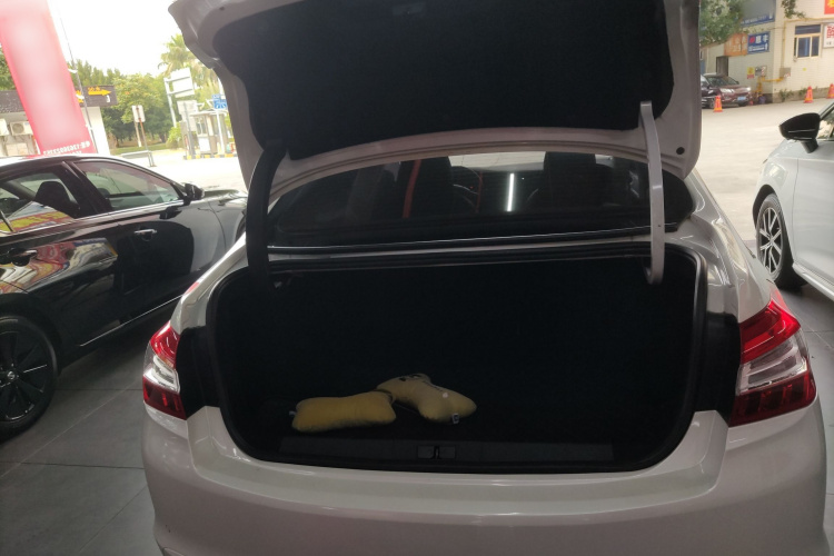 标致408 2016款 1.6T 自动豪华版机舱底盘23