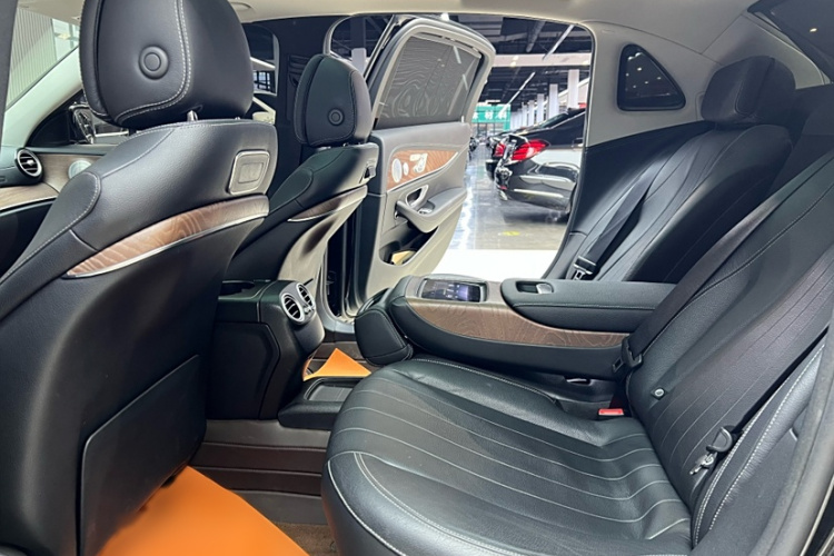 奔驰E级 2019款 E 350 L 4MATIC中控内饰7008