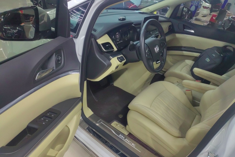 别克GL8 2023款 陆上公务舱 尊贵型中控内饰20