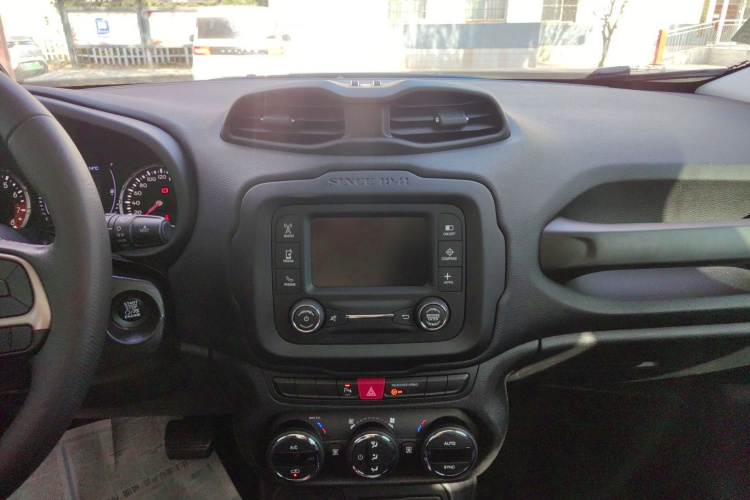 Jeep 自由侠 2017款  180T 自动劲能版中控内饰7004