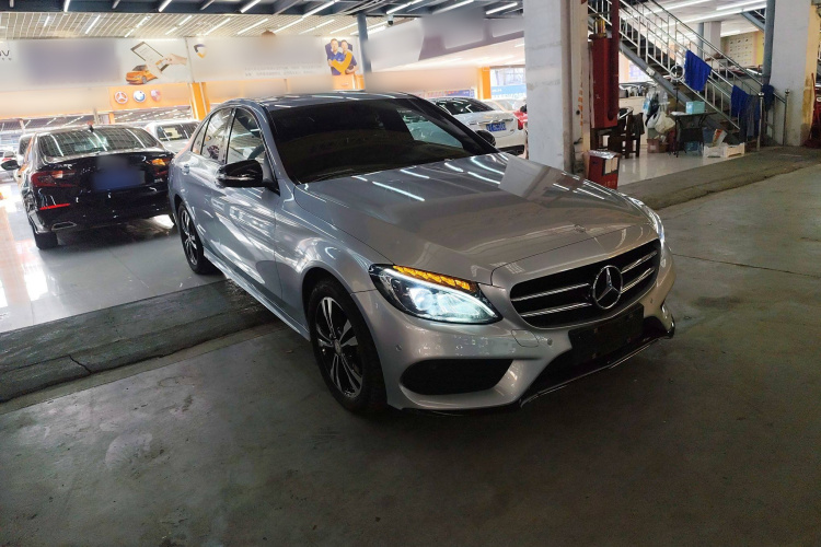 奔驰C级 2017款 C 200 运动版车身外观3