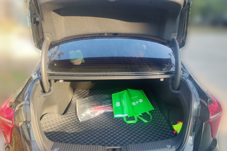 红旗H5 2023款 2.0T 自动智联旗享版中控内饰23