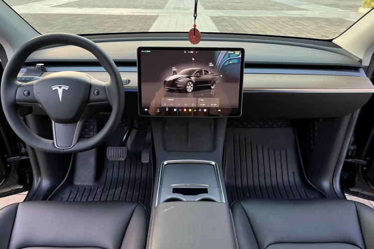 特斯拉 Model Y 2022款 长续航全轮驱动版中控内饰7001
