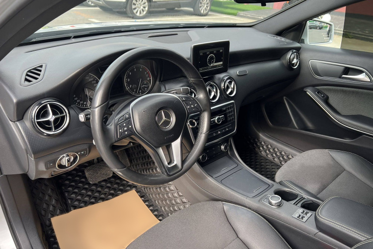 奔驰A级(进口) 2013款 A 180 时尚型中控内饰7008