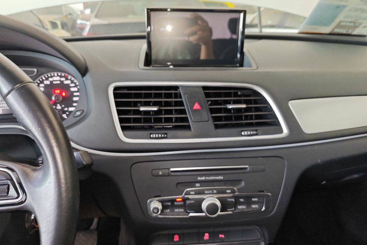 奥迪Q3 2018款 30周年年型 30 TFSI 时尚型局部细节16