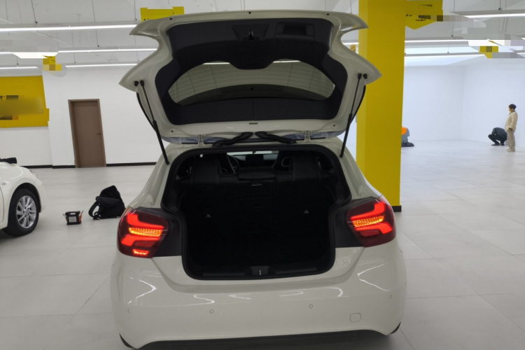 奔驰A级(进口) 2018款 A 200 动感型局部细节23