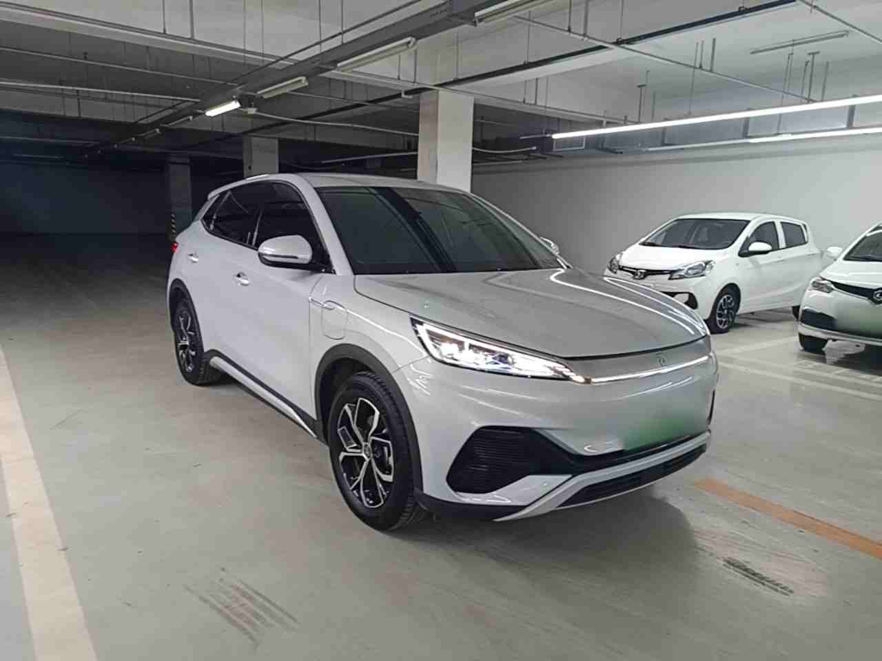 车辆右前45度外观展示
