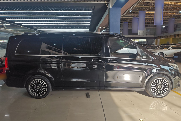 奔驰V级 2018款 V 260 L 尊贵加长版 国VI车身外观4